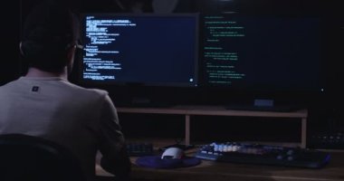 Karanlık odada oturan bilgisayar korsanı 