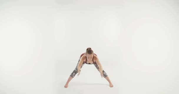 Genç sarışın kadın Yoga gerçekleştirme — Stok video