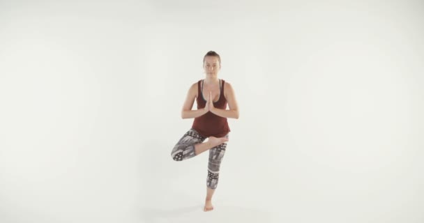 Jonge blonde vrouw uitvoeren van yoga — Stockvideo