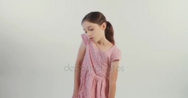 Küçük kız duygusal poz
