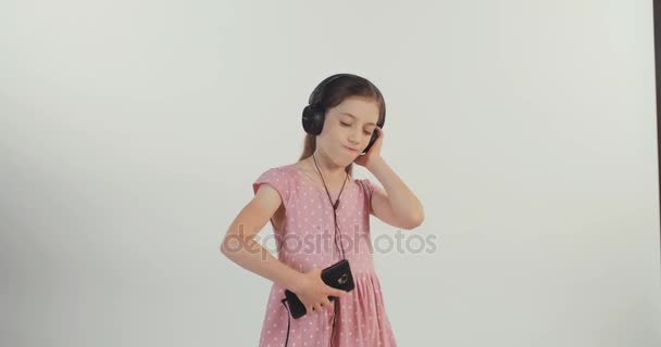 Girl listening music in headphones — Stock Video