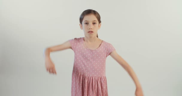 Little girl posing emotional — Stock Video