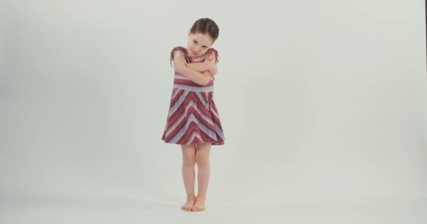 Маленька дівчинка позує емоційно — стокове відео