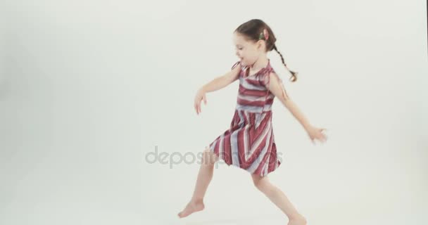 Девушка танцует в платье — стоковое видео