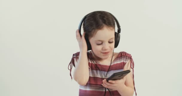 Girl listening music in headphones — Stock Video