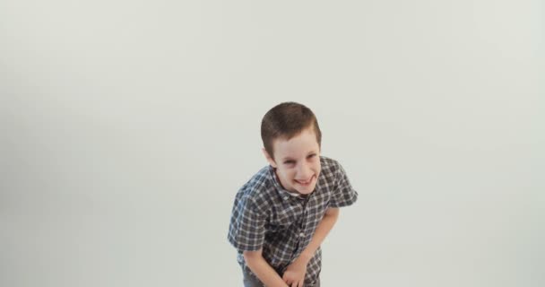 Маленький хлопчик позує емоційно — стокове відео