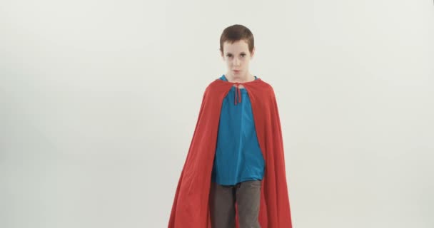 Mladý chlapec s pelerínou superman — Stock video