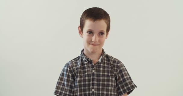 Kleiner Junge posiert emotional — Stockvideo
