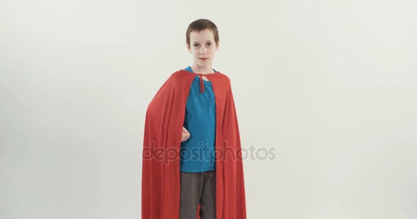 Мальчик в плаще супермена — стоковое видео