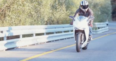 Spor motosiklet sürüş adam