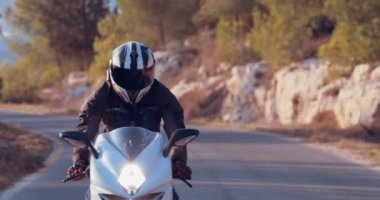 Spor motosiklet sürüş adam