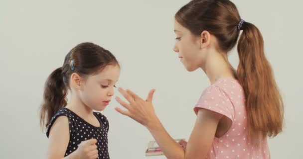 Küçük kızlar makyaj ile oynamak — Stok video