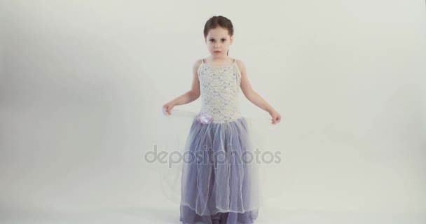 デザインの凝った服で踊っている女の子 — ストック動画