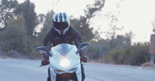 Мужчина за рулем спортивного мотоцикла — стоковое видео