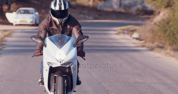 Homem dirigindo moto esportiva — Vídeo de Stock