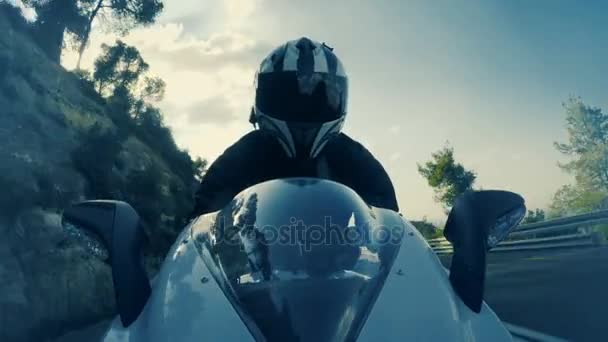 Чоловік керує спортивним мотоциклом — стокове відео