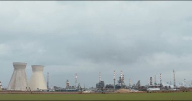 Petrol rafinerisinde büyük yangın kaza