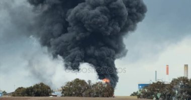 Petrol rafinerisinde büyük yangın kaza