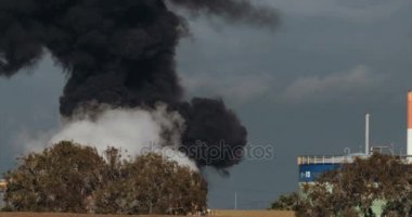 Petrol rafinerisinde büyük yangın kaza