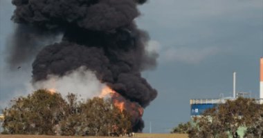Petrol rafinerisinde büyük yangın kaza