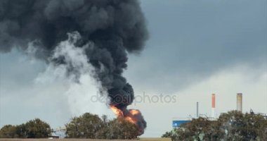 Petrol rafinerisinde büyük yangın kaza