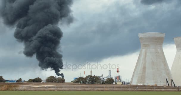 Petrol rafinerisinde büyük yangın kaza — Stok video