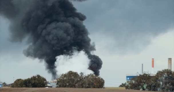 Petrol rafinerisinde büyük yangın kaza — Stok video