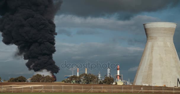 Gran accidente de incendio en la refinería de petróleo — Vídeos de Stock