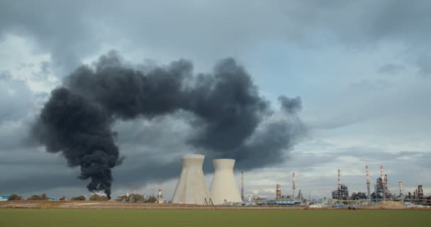 Großbrand in Ölraffinerie — Stockvideo