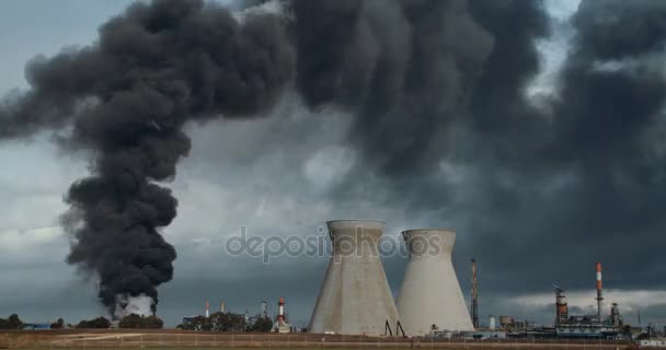 Gran accidente de incendio en la refinería de petróleo — Vídeos de Stock