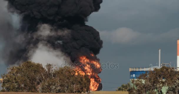 Petrol rafinerisinde büyük yangın kaza — Stok video