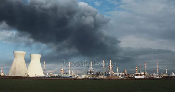 Gran accidente de incendio en la refinería de petróleo — Vídeos de Stock