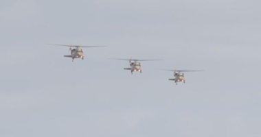 bir airshow sırasında uçan helikopter