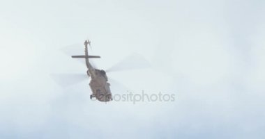 bir airshow sırasında uçan helikopter