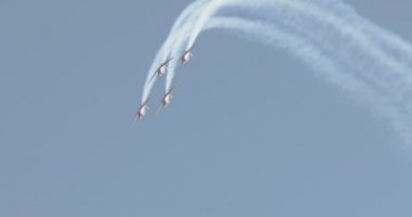 Savaş manuvers gerçekleştiren uçaklar 