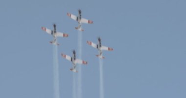 Savaş manuvers gerçekleştiren uçaklar 