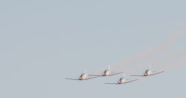 Savaş manuvers gerçekleştiren uçaklar 