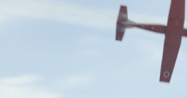 Savaş manuvers gerçekleştiren uçaklar 