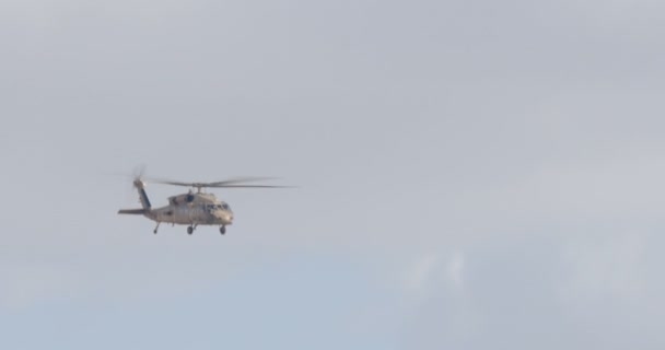 Hélicoptère volant pendant un spectacle aérien — Video