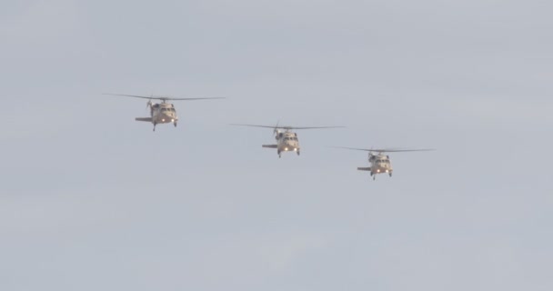 Helicópteros volando durante un espectáculo aéreo — Vídeos de Stock