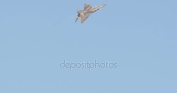 Avión realizando maniobras de combate — Vídeo de stock