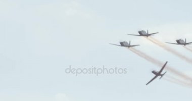 Savaş manuvers gerçekleştiren uçaklar 