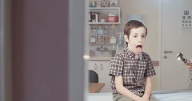 Doktor muayene genç çocuk gerçekleştirme