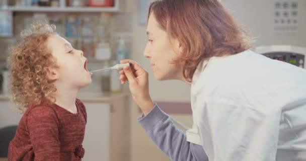 Female doctor performing inspectio — Stock Video