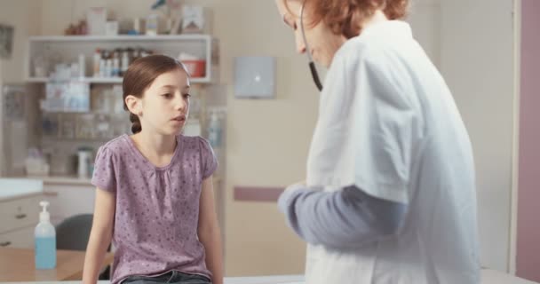 Médico femenino que realiza la inspección — Vídeo de stock