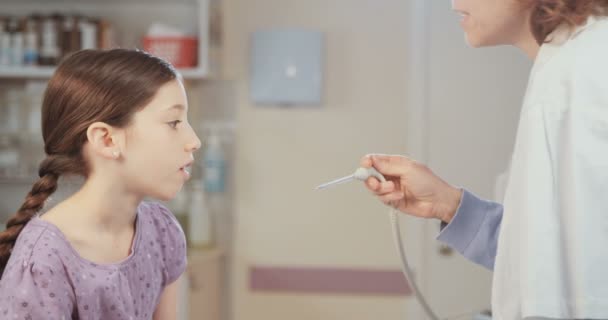 Médico femenino que realiza la inspección — Vídeos de Stock