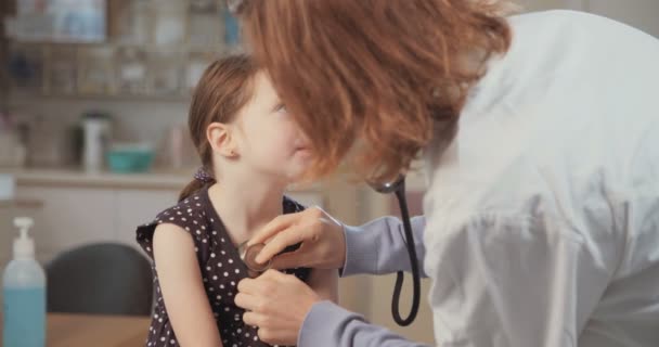 Médico femenino que realiza la inspección — Vídeo de stock