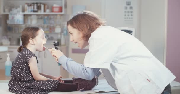 Женщина-врач проводит инспекцию — стоковое видео