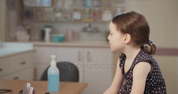 Médico femenino que realiza la inspección — Vídeo de stock