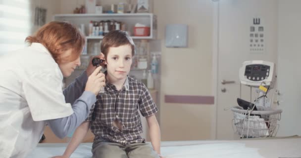 Doctor performing inspection on young boy — Stock Video